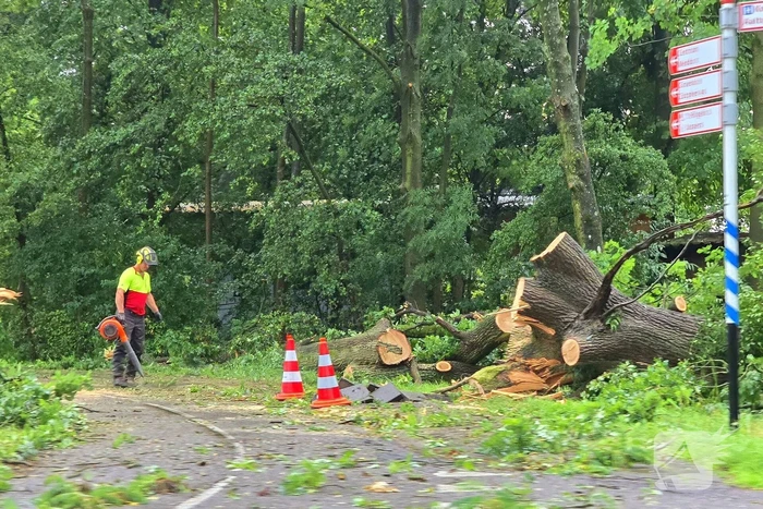 Ravage door noodweer, dak stort in