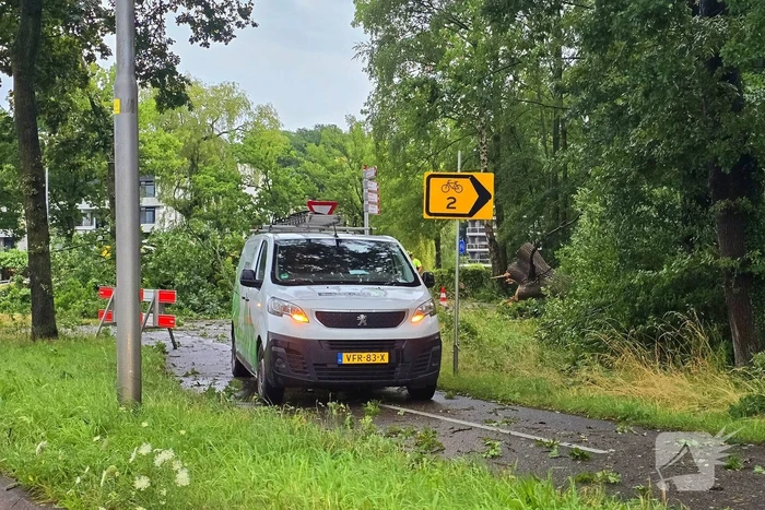 Ravage door noodweer, dak stort in
