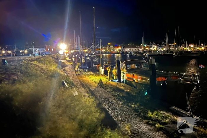 Brandweer dicht lek in schip