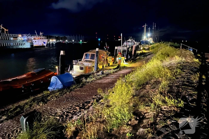 Brandweer dicht lek in schip