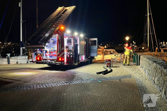 Brandweer dicht lek in schip