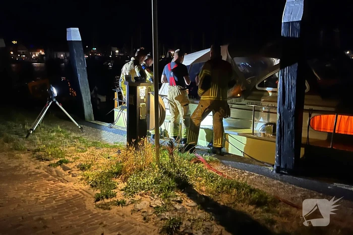 Brandweer dicht lek in schip