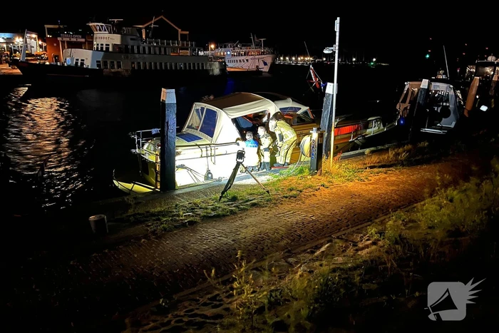 Brandweer dicht lek in schip