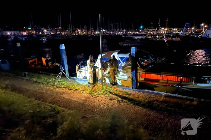 Brandweer dicht lek in schip