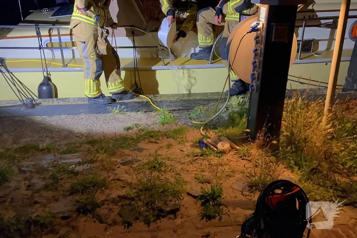Brandweer dicht lek in schip