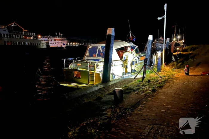 Brandweer dicht lek in schip