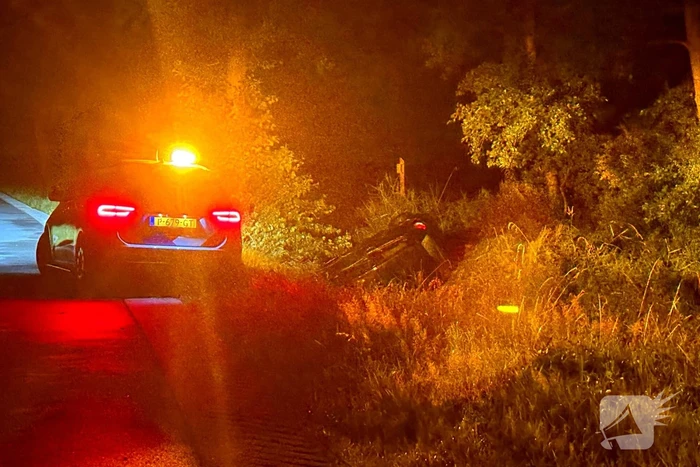 Auto belandt in sloot in nachtelijke uren