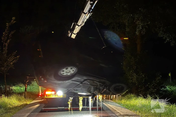 Auto belandt in sloot in nachtelijke uren