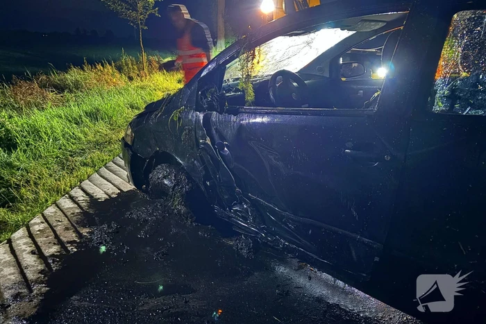 Auto belandt in sloot in nachtelijke uren