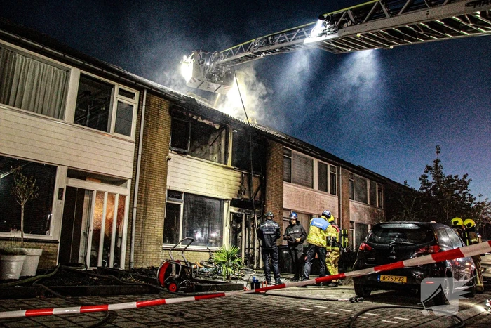 Rijtjeshuis verwoest door uitslaande brand na explosie