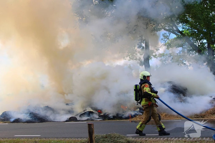 Hooi in brand, rookontwikkeling zichtbaar