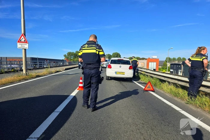 Twee auto's botsen op elkaar