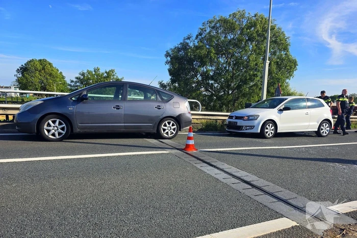 Twee auto's botsen op elkaar