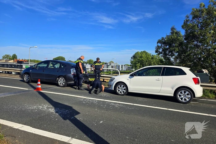 Twee auto's botsen op elkaar