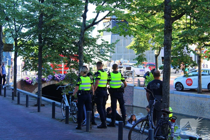 Man met alcohol uit water gered