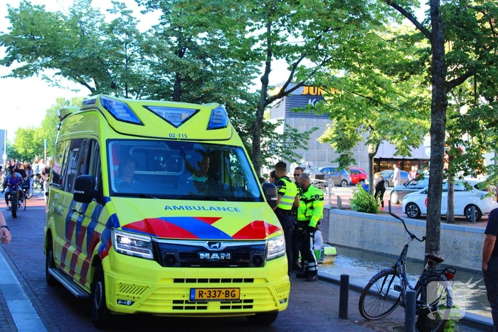 Man met alcohol uit water gered