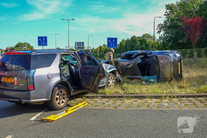Auto kantelt na aanrijding