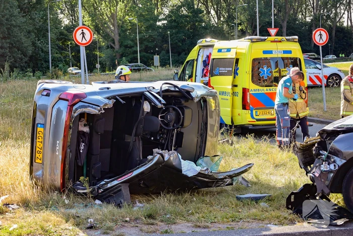 Auto kantelt na aanrijding