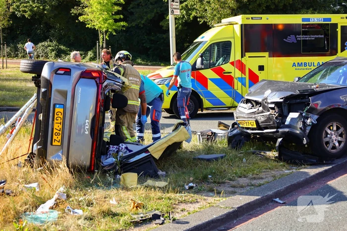 Auto kantelt na aanrijding