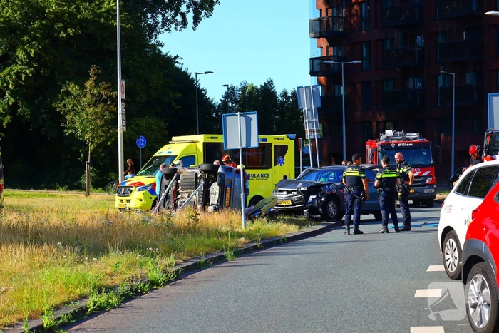 Auto kantelt na aanrijding