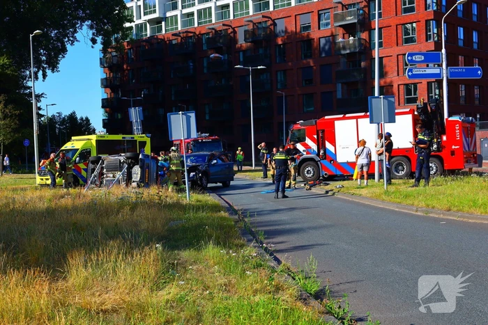 Auto kantelt na aanrijding