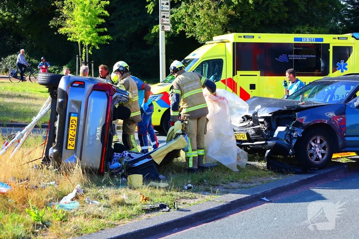 Auto kantelt na aanrijding