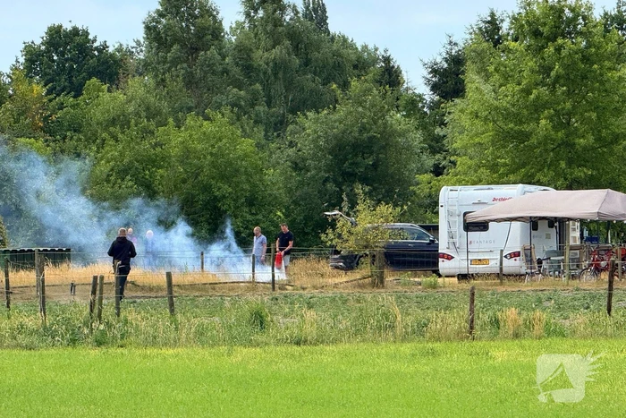 Kampvuur breidt zich uit en brandweer blaast brand snel uit