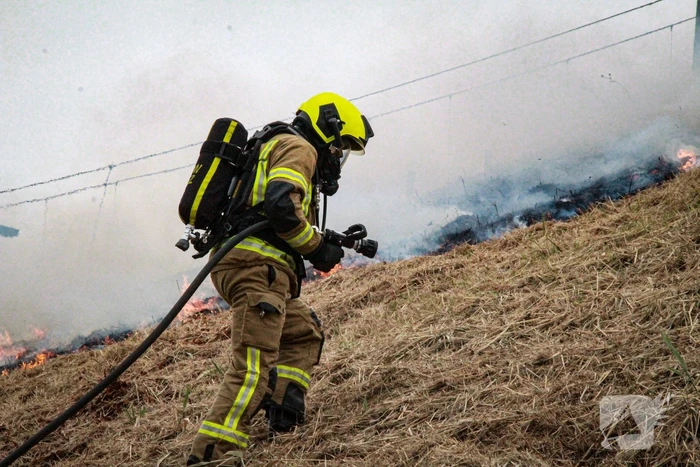 Treinverkeer plat door bermbrand bij station