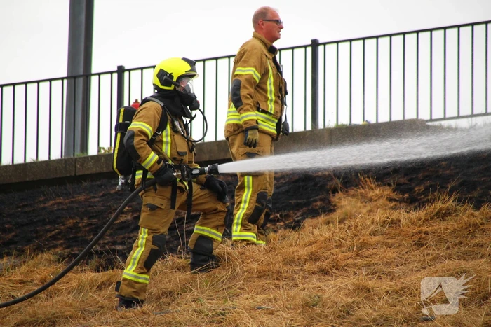 Treinverkeer plat door bermbrand bij station