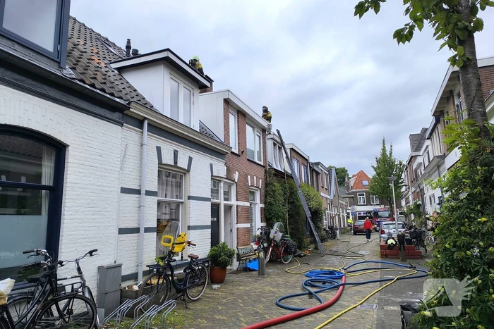 Brandweer schaalt op bij brand op dak