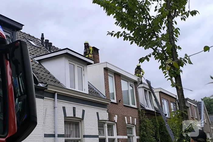 Brandweer schaalt op bij brand op dak