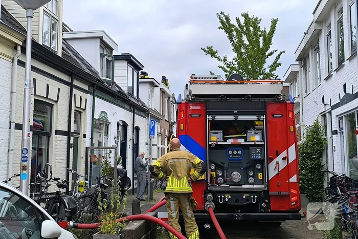 Brandweer schaalt op bij brand op dak