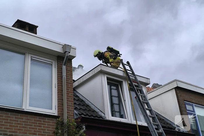 Brandweer schaalt op bij brand op dak