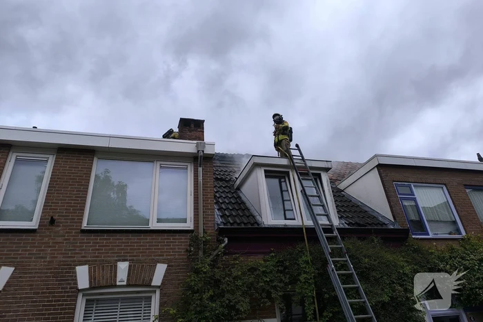 Brandweer schaalt op bij brand op dak