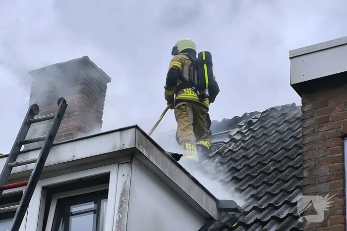 Brandweer schaalt op bij brand op dak