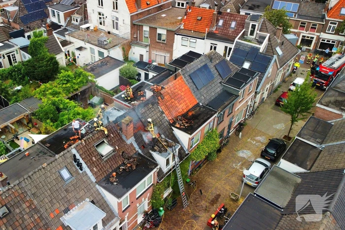 Brandweer schaalt op bij brand op dak