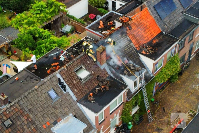 Brandweer schaalt op bij brand op dak