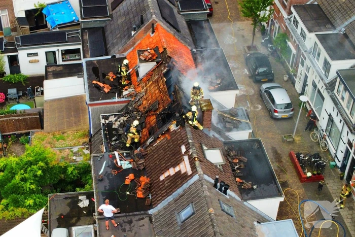 Brandweer schaalt op bij brand op dak