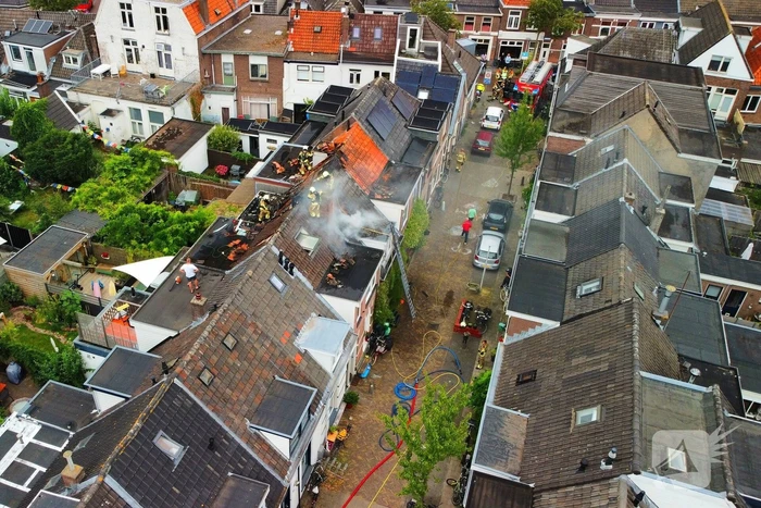 Brandweer schaalt op bij brand op dak