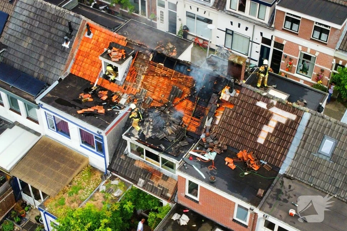 Brandweer schaalt op bij brand op dak
