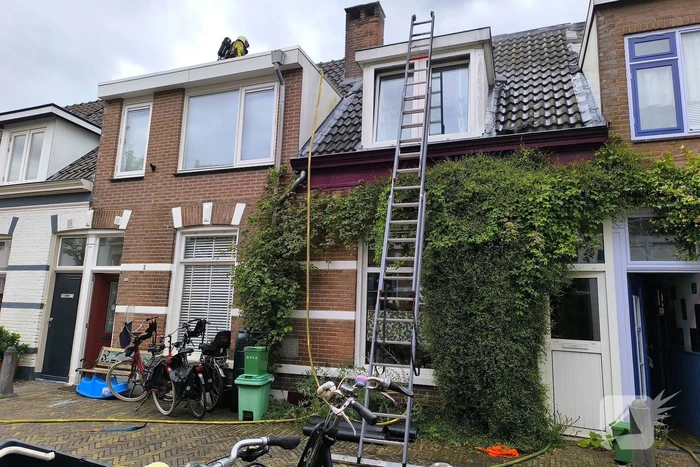 Brandweer schaalt op bij brand op dak