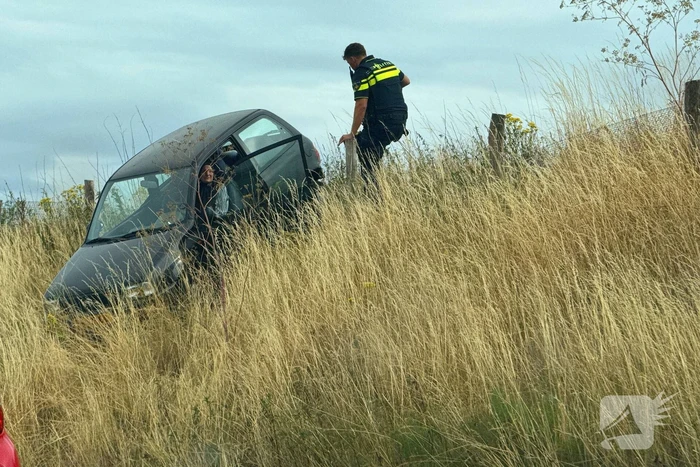 Auto botst met vrachtwagen na inhaalmanoeuvre