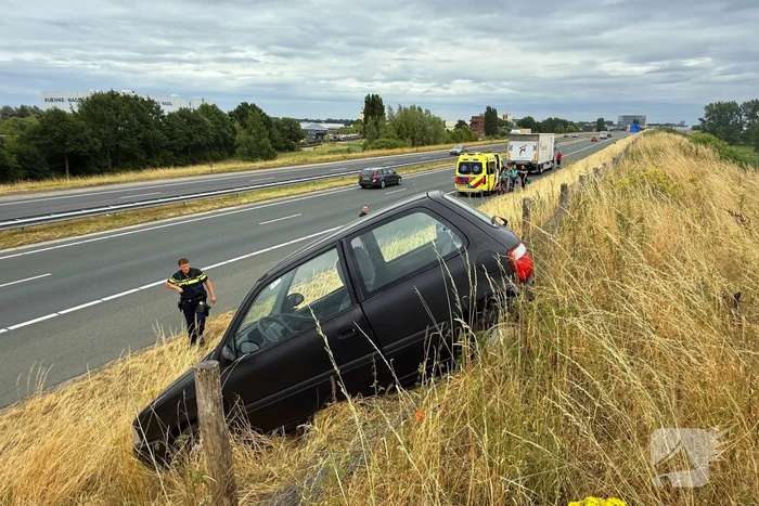 Auto botst met vrachtwagen na inhaalmanoeuvre