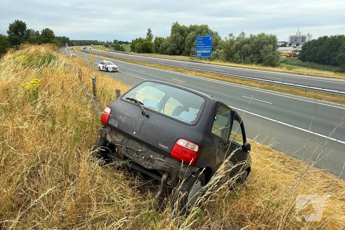 Auto botst met vrachtwagen na inhaalmanoeuvre