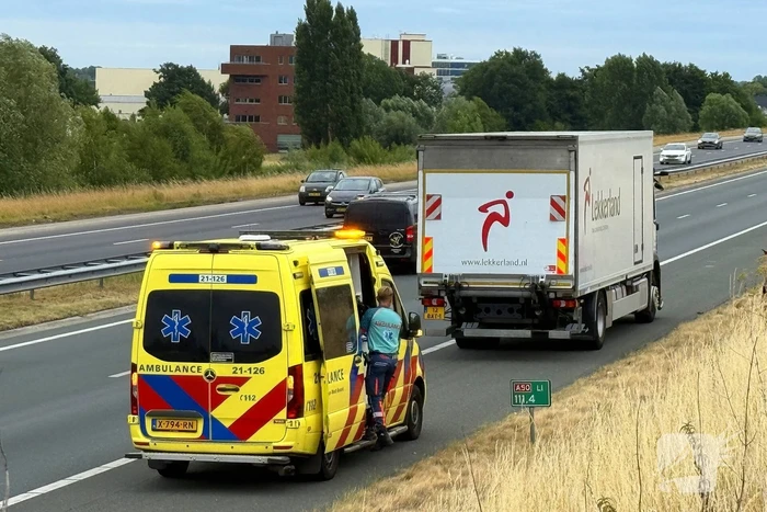 Auto botst met vrachtwagen na inhaalmanoeuvre