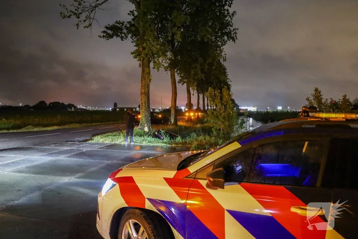 Tesla in sloot na aanrijding