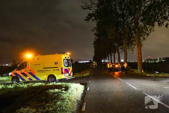 Tesla in sloot na aanrijding