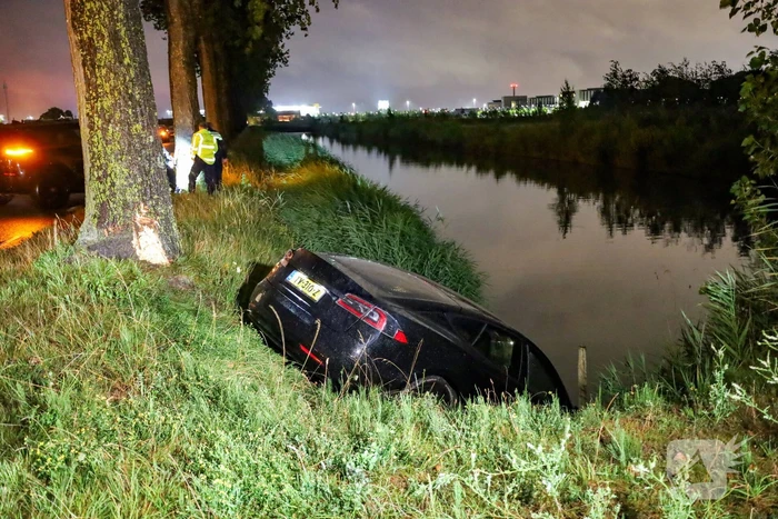 Tesla in sloot na aanrijding