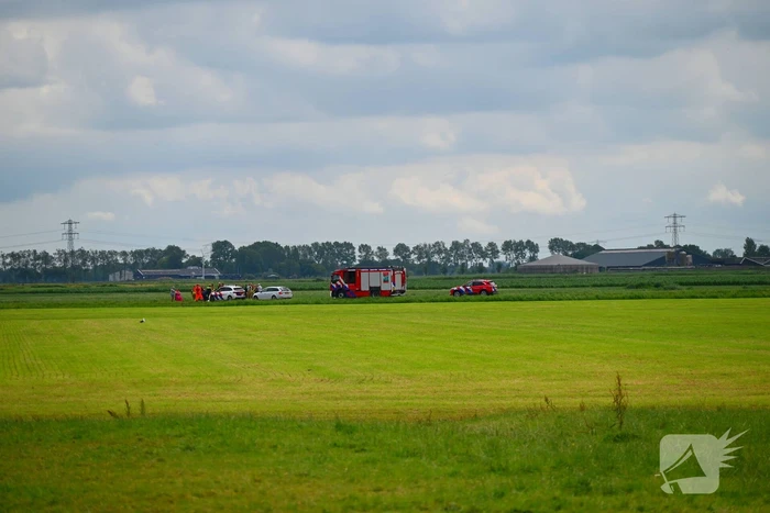 Oudere vrouw met rollator in het water