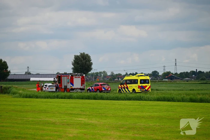 Oudere vrouw met rollator in het water